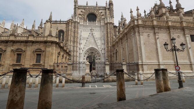 La catedral de Sevilla completamente vacía de turistas.