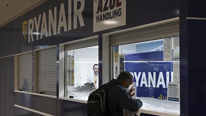 Un hombre se informa en una ventanilla de Ryanair