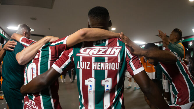 Luiz Henrique, abrazado al grupo antes del último partido ante el Cruzeiro.