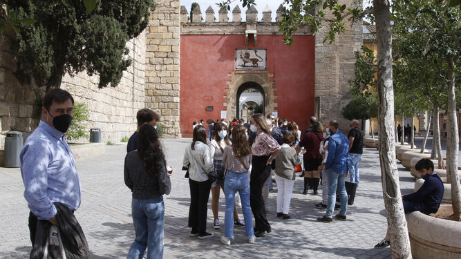 Colas de turistas para entrar en el Alcázar.