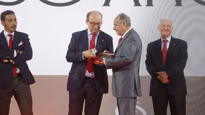 José Castro entrega su placa a uno de los socios que cumplían 50 años.