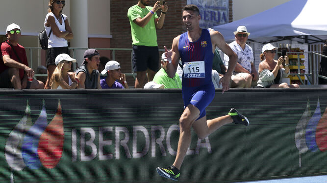 El atleta del Barcelona Pol Retamal, en los 200 metros en Nerja.