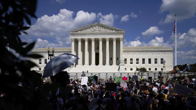Personas protestan ante el Tribunal Supremo de Estados Unidos en Washington