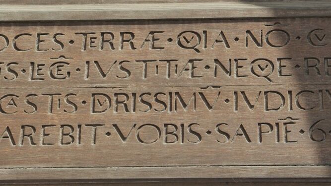 Fragmento de una de las inscripciones que aparecen en la puerta del Apeadero del Ayuntamiento de Sevilla.