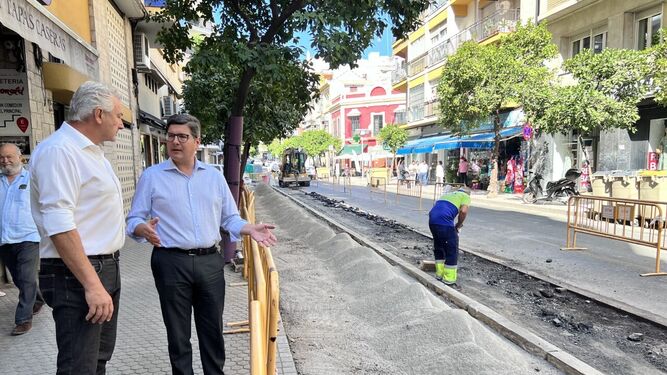 Álvaro Pimentel en la calle Canalejas, donde se han eliminado plazas de aparcamiento.