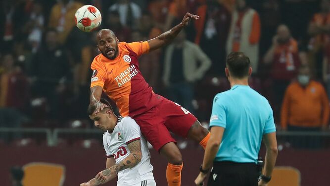 Marcao despeja un balón en el partido de Liga Europa entre Galatasaray y Lokomotiv.