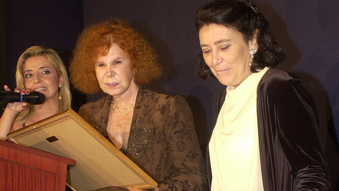 Con la duquesa de Alba y Mari Pepa de la Serna en un acto de Nuevo Futuro en el a&ntilde;o 2001