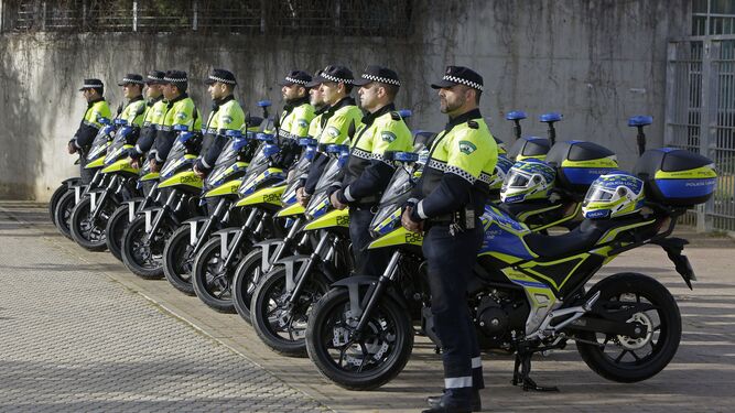 Agentes de Policía Local junto a las nuevas motos adquiridas recientemente.