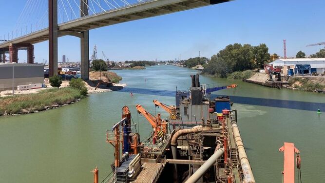 Embarcación para el dragado de la esclusa al puente del Centenario.
