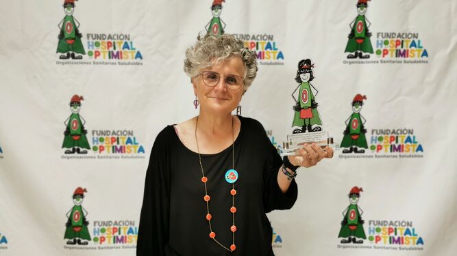 La enfermera Isabel Orta Peral con el premio de Capitana Optimista de la Fundación Hospitales Optimistas.