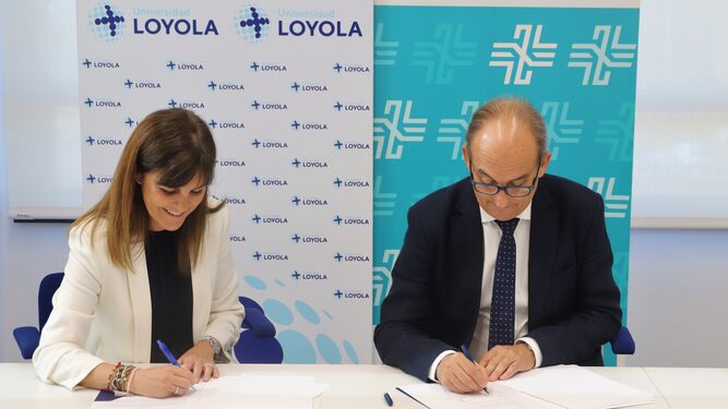 Un momento de la firma del convenio por el rector de la Universidad Loyola, Gabriel Pérez, y la gerente del Hospital San Agustín, María Galera.