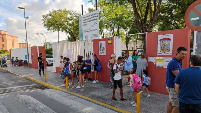Padres y alumnos a las puertas del CEIP Hernán Cortes.