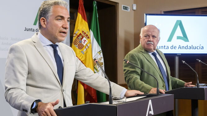 Elías Bendodo y Jesús Aguirre, tras el Consejo de Gobierno de este miércoles.