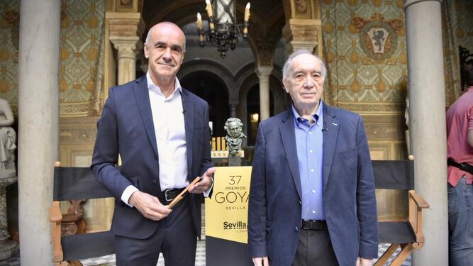 El alcalde de Sevilla, Antonio Muñoz, con el presidente de la Academia Fernando Méndez-Leite.