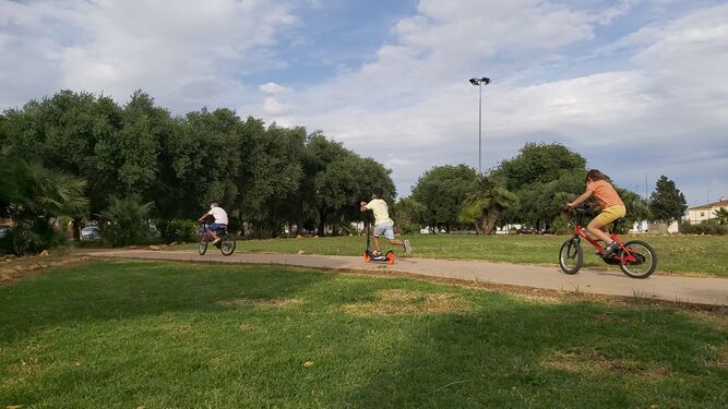 Menores beneficiarios disfrutan de una tarde en el parque.