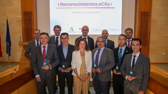 Los premiados con las autoridades que participaron en los I Premios eCity+.