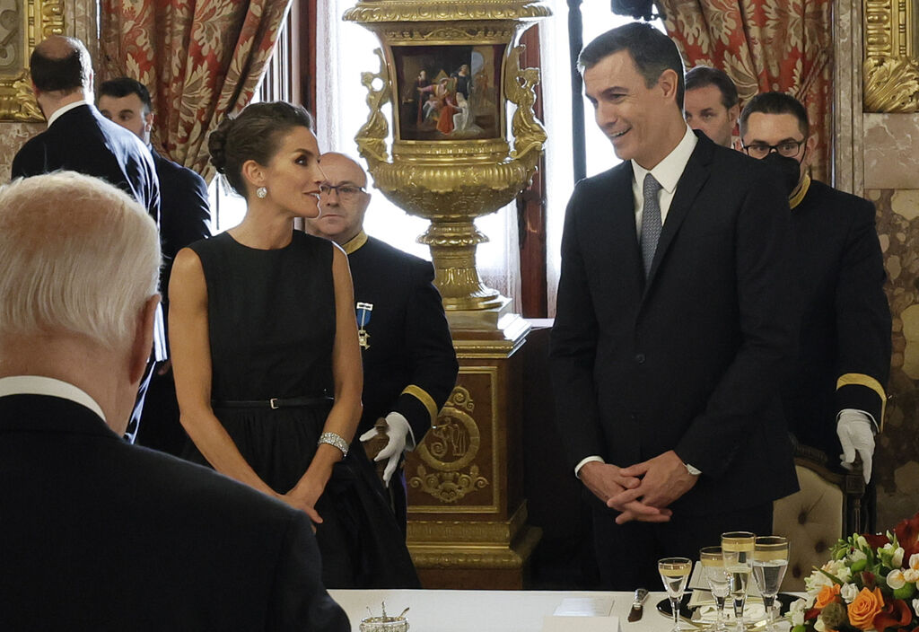 Do&ntilde;a Letizia y el presidente Pedro S&aacute;nchez en la cena del Palacio Real