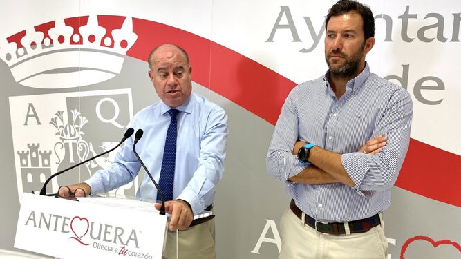 El alcalde de Antequera junto al delegado municipal de Hacienda.