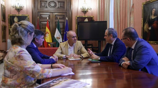 El alcalde de Sevilla, Antonio Muñoz, y el presidente del Consejo General de Farmacéuticos, Jesús Aguilar, durante la reunión para ultimar los preparativos de este evento.