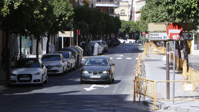 Un coche circula por el único carril que quedará habitado en la calle Canalejas tras las obras de reurbanización.