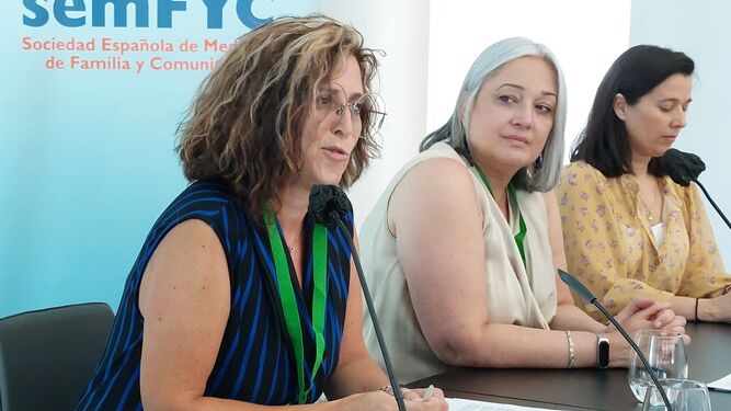 María Fernández, presidenta de Semfyc; Pilar Terceño, de la Samfyc e Isabel León, del comité organizador del congreso.