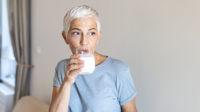 Descubren efectos negativos  de tomar leche entera en personas mayores
