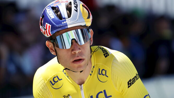 Van Aert, con el maillot amarillo de líder en el Tour de Francia