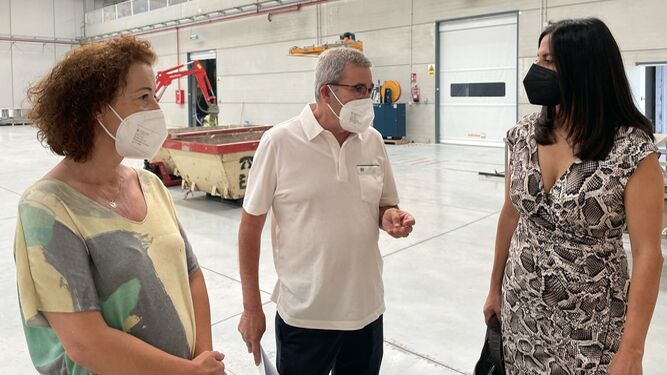 Mabel Salinas, Pedro Caparrós y  Alejandra Carreño en las instalaciones destinadas a Caparrós Bio