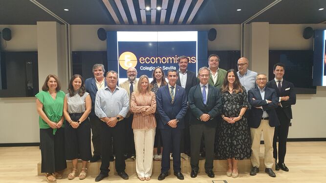 El decano Tato Jiménez con los demás miembros la nueva junta de gobierno del Colegio de Economistas de Sevilla.