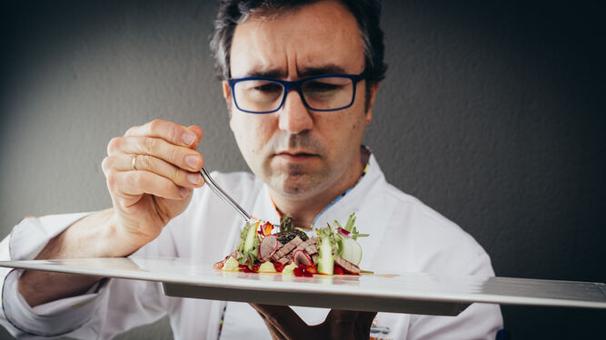 El chef Elías del Toro es el responsable del menú degustación de atún rojo en Abades Triana.