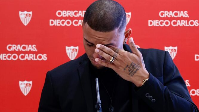 Diego Carlos se seca las lágrimas en su despedida.