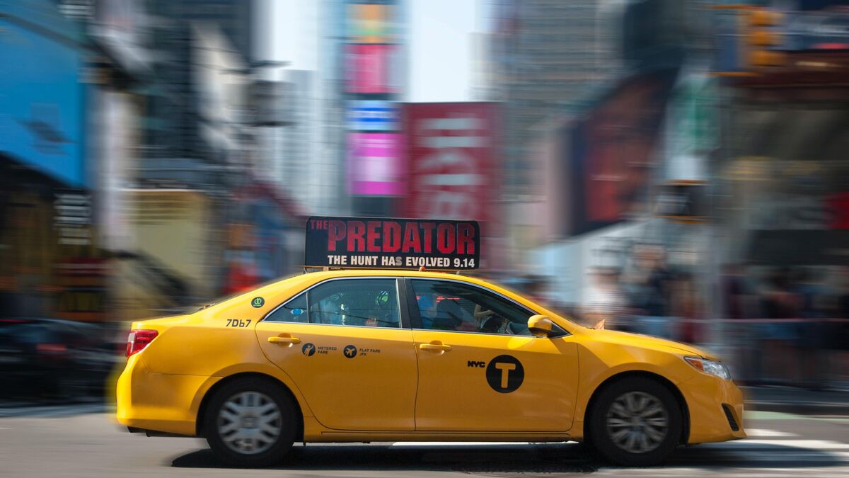 Imagen de un taxi en ciudad.