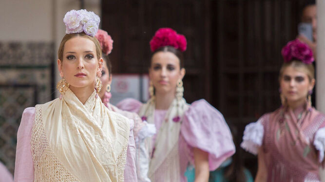 El traje de flamenca se adueña de la Semana de la Moda de Turín.