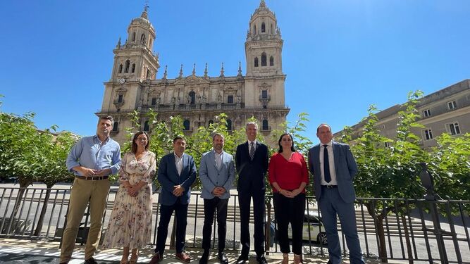 Presentación del nuevo centro con German del Real, director de Ayesa en España, el alcalde de Jaén, Julio Millán, y el presidente de la Diputación, Francisco Reyes.