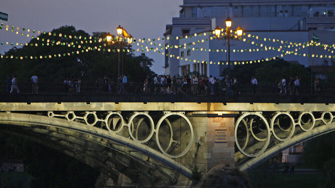 El puente de Triana iluminado durante la Velá de Santa Ana
