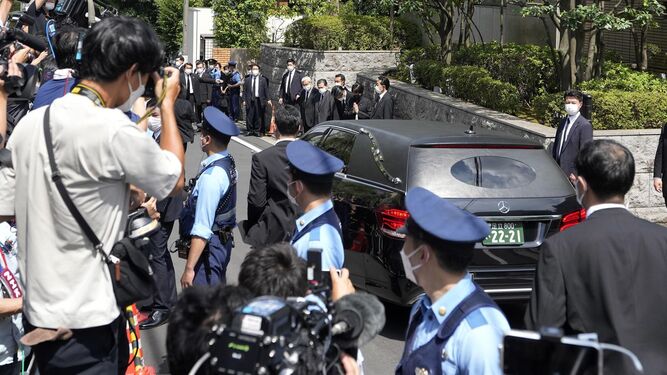 El coche fúnebre transporta el cadáver del ex primer ministro japonés Shinzo Abe.