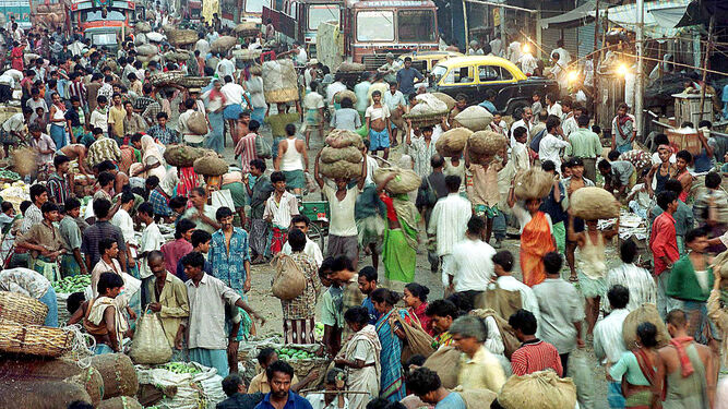 Una calle de Calcuta llena de gente.