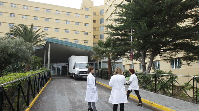 Sanitarios a las puertas del hospital Torrecárdenas de Almería.