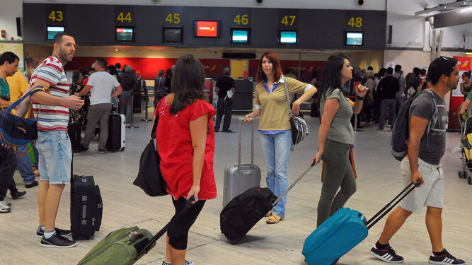 Foto de archivo de pasajeros en el Aeropuerto de Sevilla.