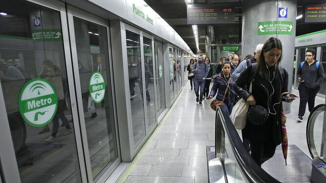 Viajeros de la línea 1 del Metro de Sevilla, la única en servicio de las cuatro previstas.