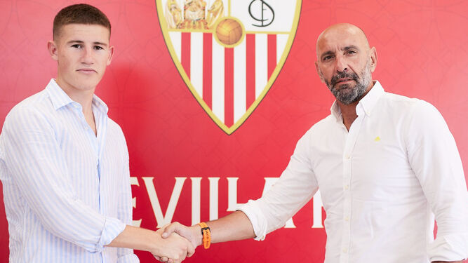 Monchi estrella la mano del delantero Oso, nuevo fichaje del Sevilla Atlético.