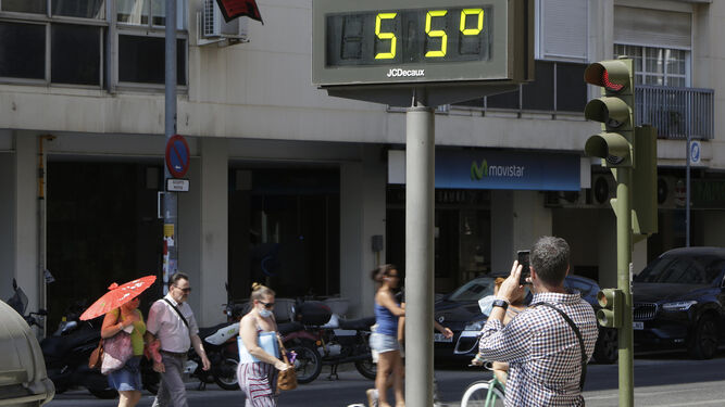 Un termómetro de la calle alcanza la cifra récord de 55 grados
