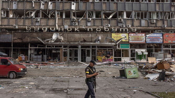 Un policía camina ante un edificio dañado por un ataque ruso en Vinnytsia.