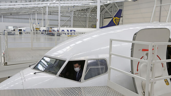 El hangar de Ryanair en La Rinconada en una visita del presidente de la Junta.