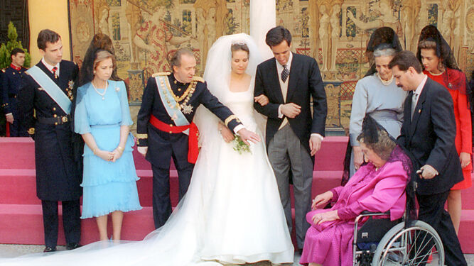La Infanta Elena y Jaime de Marichalar cortejados por el Reyes Juan Carlos, la Reina Sofía, el por aquel entonces Príncipe Felipe y la Reina Mercedes.