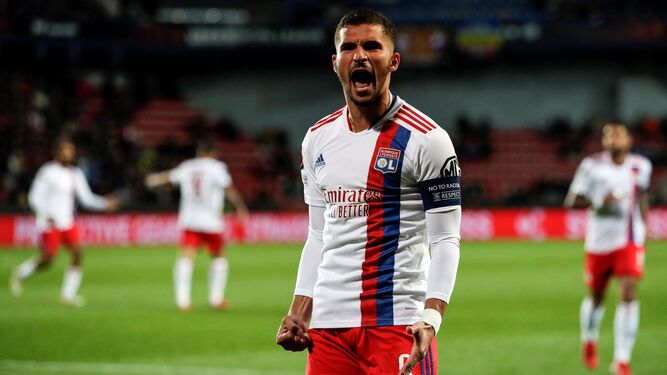 Aouar celebra un gol con rabia en un encuentro del Lyon de la pasada temporada.