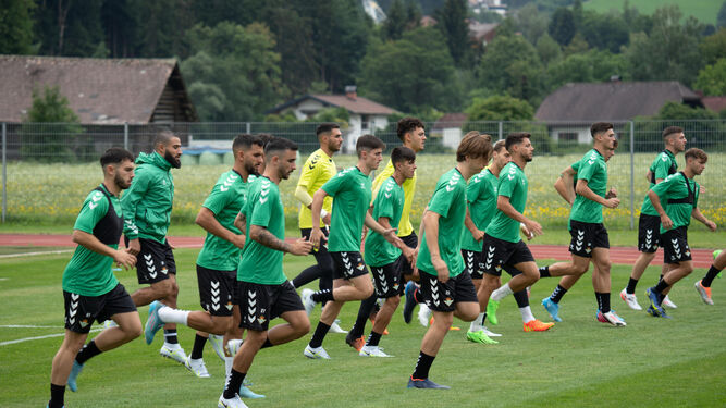 Los jugadores del Betis se entrenan en Austria.
