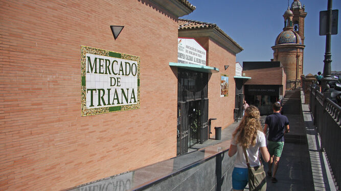 Una de las puertas de acceso al mercado de Triana.