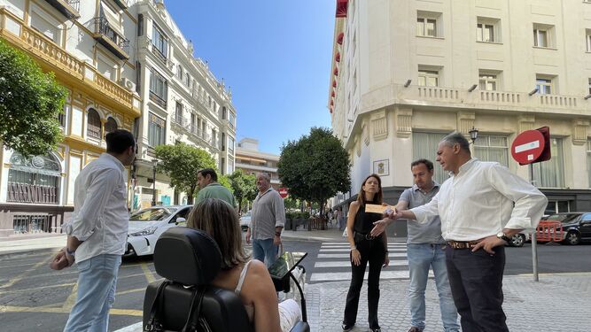 Sanz visita la calle Canalejas tras finalizar los trabajos de Endesa.