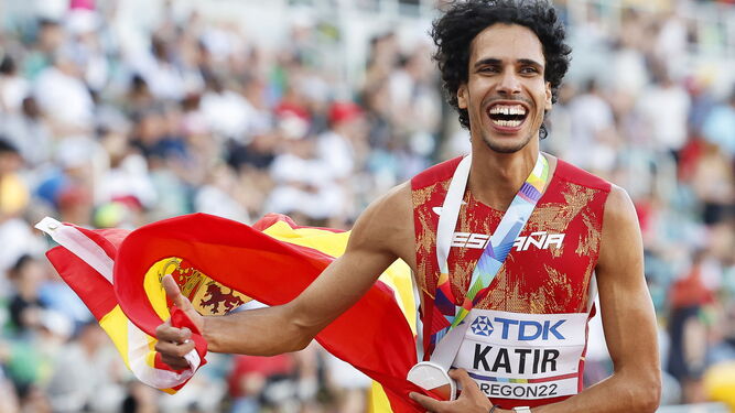 Mohamed Katir celebra emocionado su bronce portando la bandera de España.